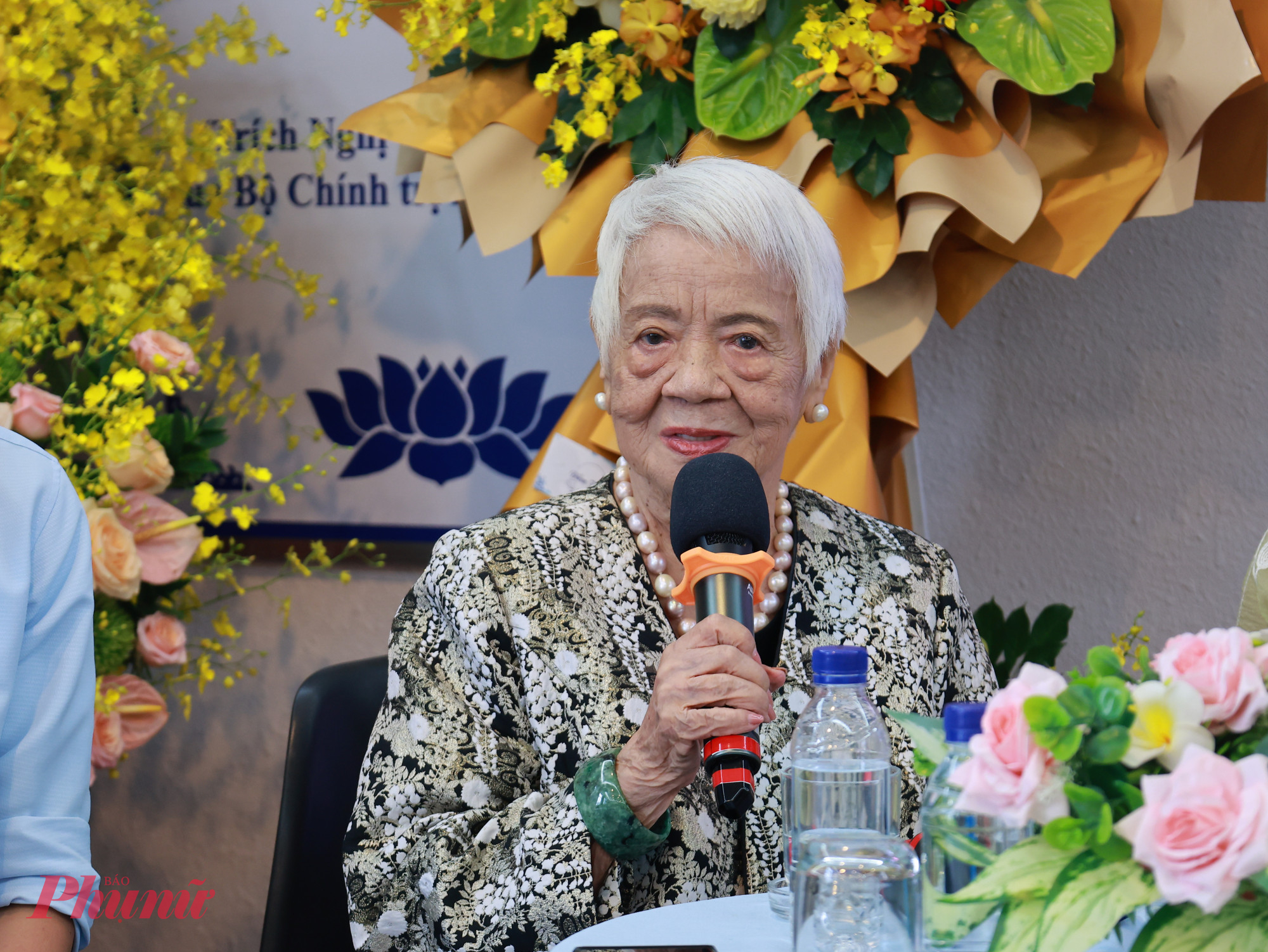 Nh&agrave; văn Xu&acirc;n Phượng cũng x&uacute;c động nhắc đến sự đồng l&ograve;ng của gia đ&igrave;nh trong nhiều quyết định &lsquo;mạo hiểm&rsquo;