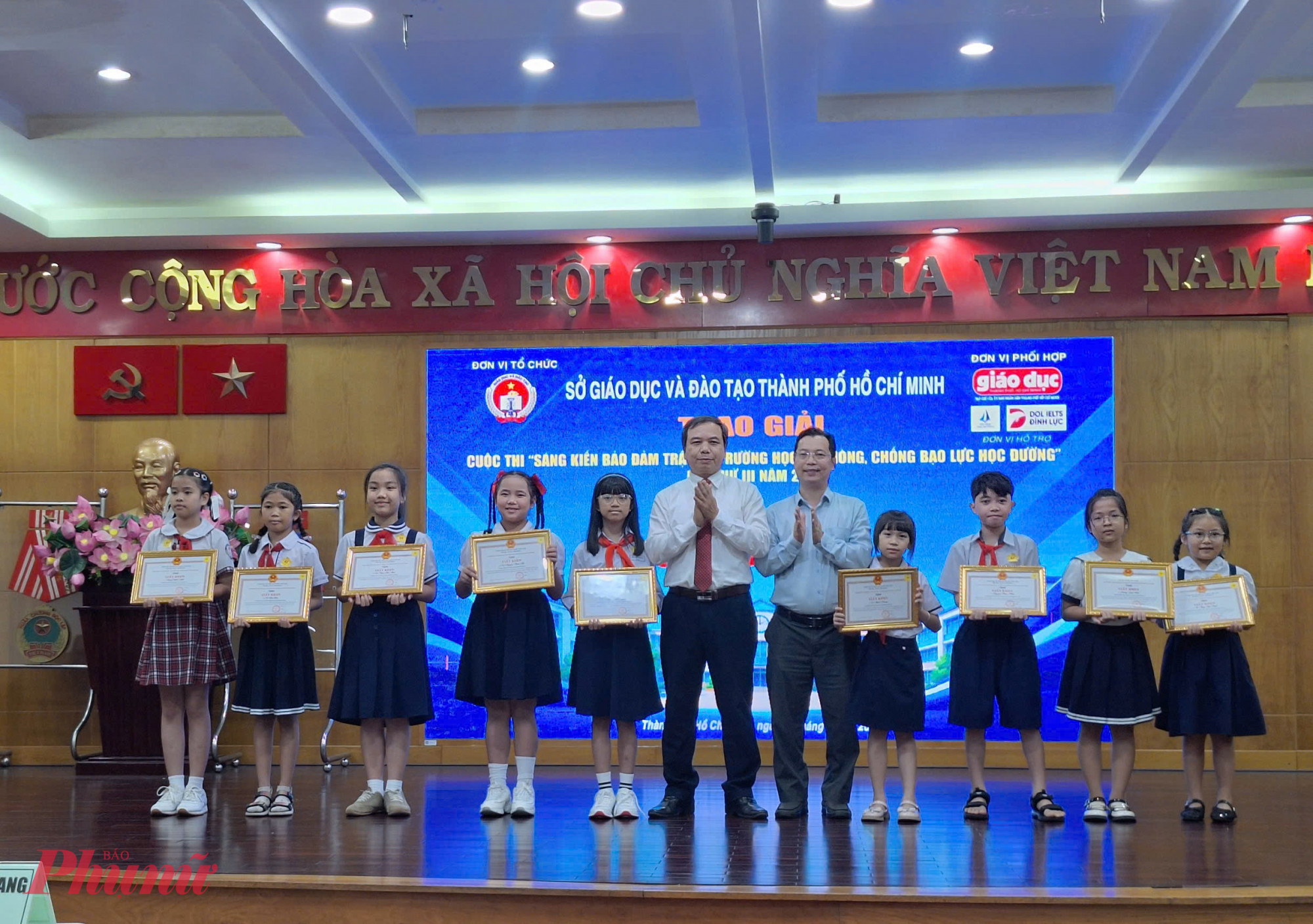 Ban tổ chức trao giải cho c&aacute;c th&iacute; sinh cấp tiểu học - Ảnh: Trang Thư