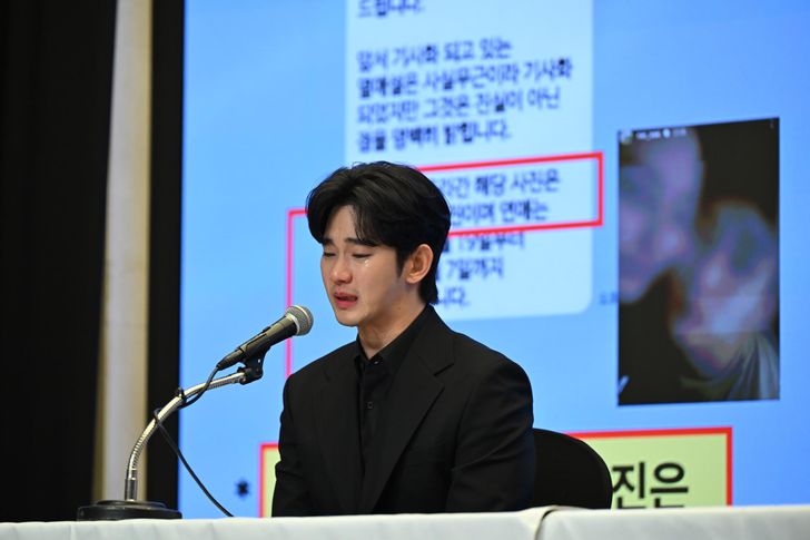 Nam diễn vi&ecirc;n Kim Soo-hyun ph&aacute;t biểu tại buổi họp b&aacute;o ở Seoul, ng&agrave;y 31 th&aacute;ng 3 năm 2025. Ảnh: Korea Times.