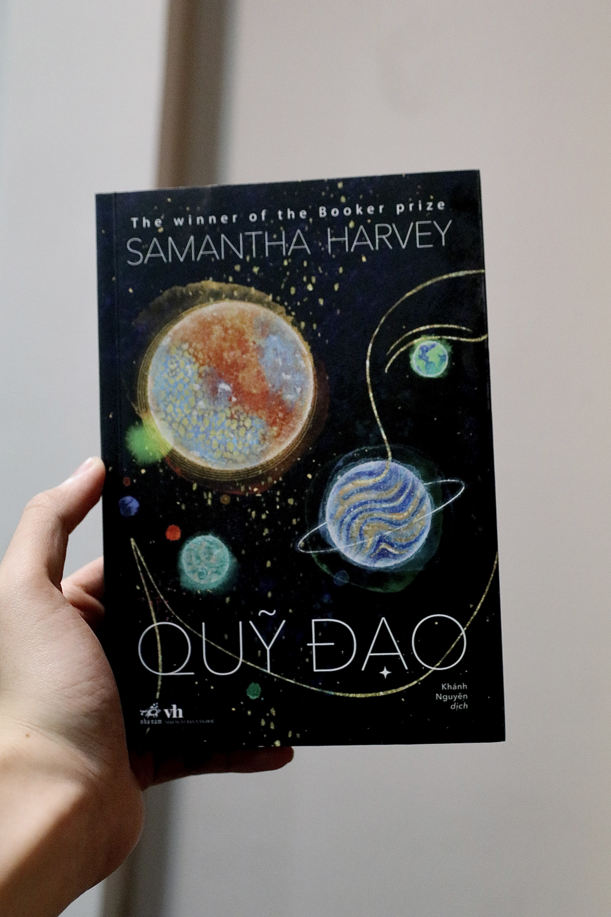Trong Quỹ đạo, tất cả mọi người v&agrave; cả hư kh&ocirc;ng đều trở th&agrave;nh trung t&acirc;m của c&acirc;u chuyện