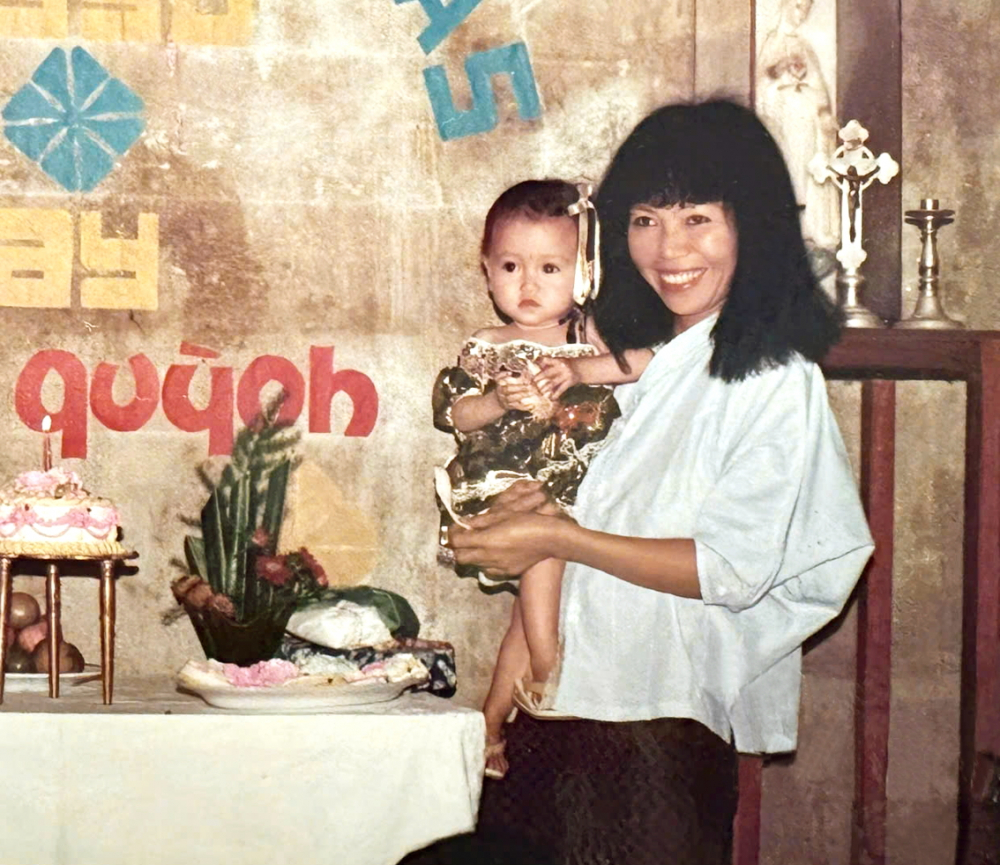 Khoảnh khắc th&acirc;n thương của chị Quỳnh v&agrave; mẹ khi chị tr&ograve;n 1 tuổi - Ảnh do nh&acirc;n vật cung cấp