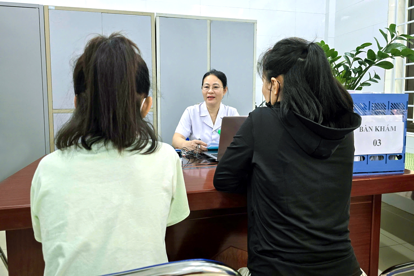 Chị N.T.Q. (tỉnh Nghệ An) đưa con gái đến bệnh viện thăm khám sau nhiều năm mất ngủ, trí nhớ giảm sút