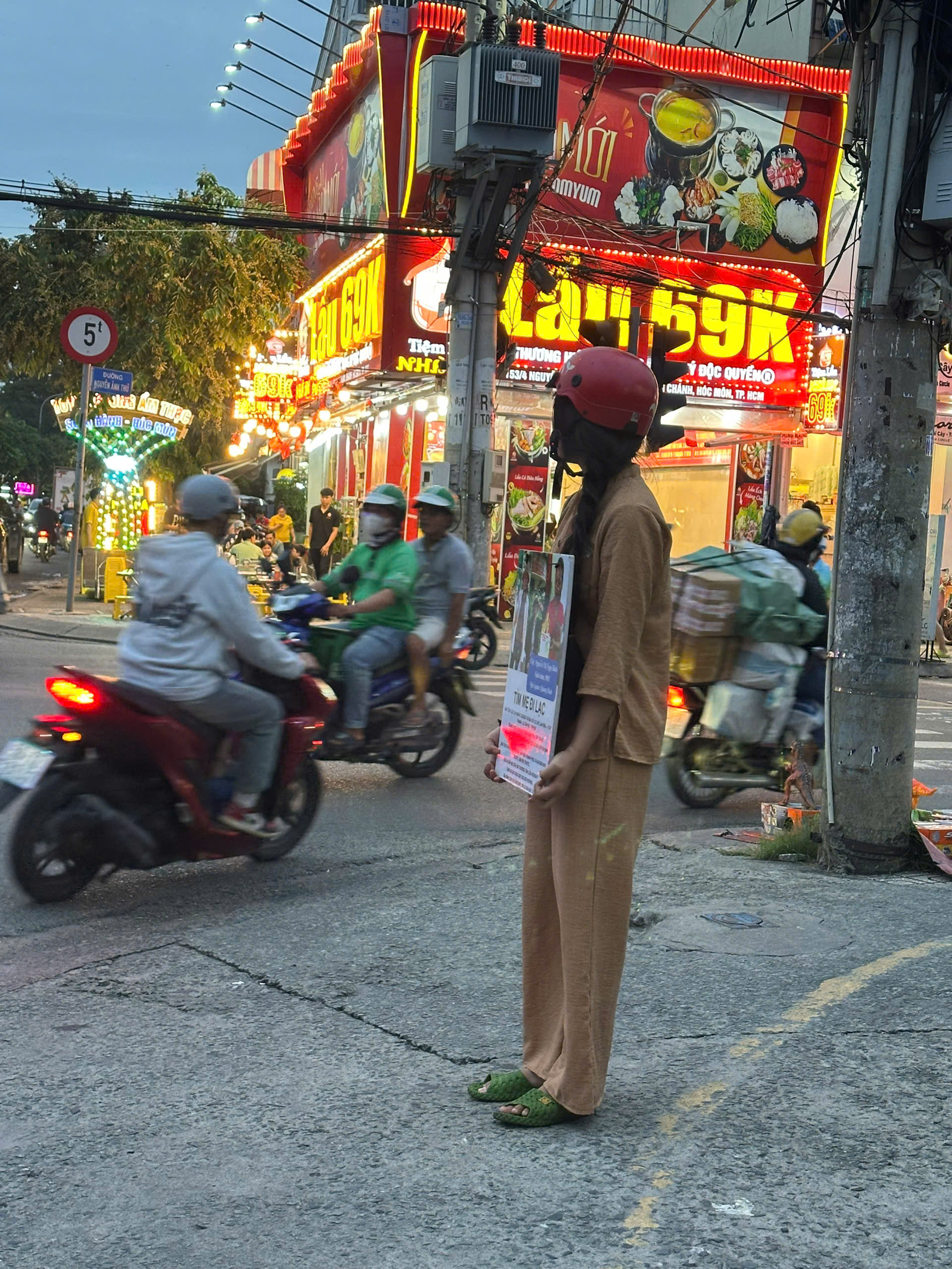 R&ograve;ng r&atilde; đứng &ocirc;m bảng t&igrave;m mẹ, bất chấp h&ocirc;m sớm nắng mưa - Ảnh do nh&acirc;n vật cung cấp