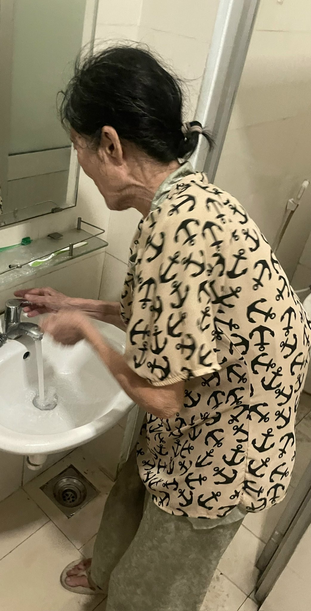 B&agrave; Nguyễn Thị T. tại C&ocirc;ng an phường An Nhơn, chờ người nh&agrave; đến rước - Ảnh: Diệu Hiền