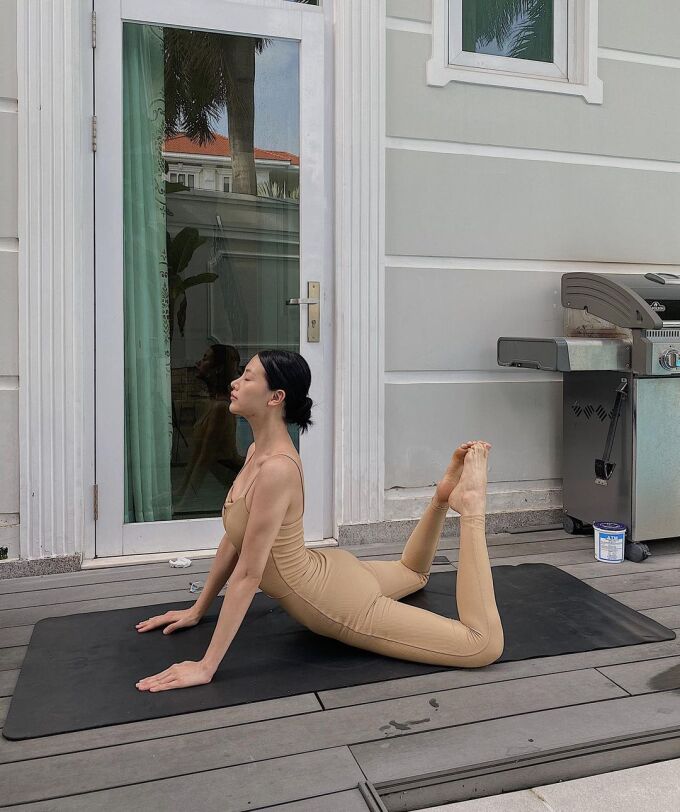 Phương Kh&aacute;nh y&ecirc;u th&iacute;ch yoga để duy tr&igrave; sự dẻo dai - Ảnh: internet