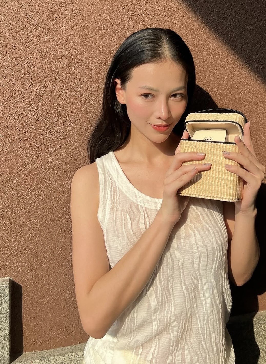 Phương Kh&aacute;nh kh&ocirc;ng bao giờ qu&ecirc;n thoa kem chống nắng khi ra ngo&agrave;i v&agrave; ngay cả khi ở nh&agrave; - Ảnh: Instagram Phương Kh&aacute;nh