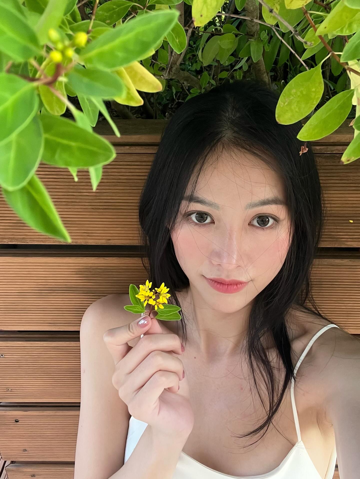 D&ugrave; thừa nhận khi cười đ&atilde; xuất hiện nếp nhăn nhưng nhan sắc của n&agrave;ng hậu vẫn rạng rỡ - Ảnh: @phuongkhanh