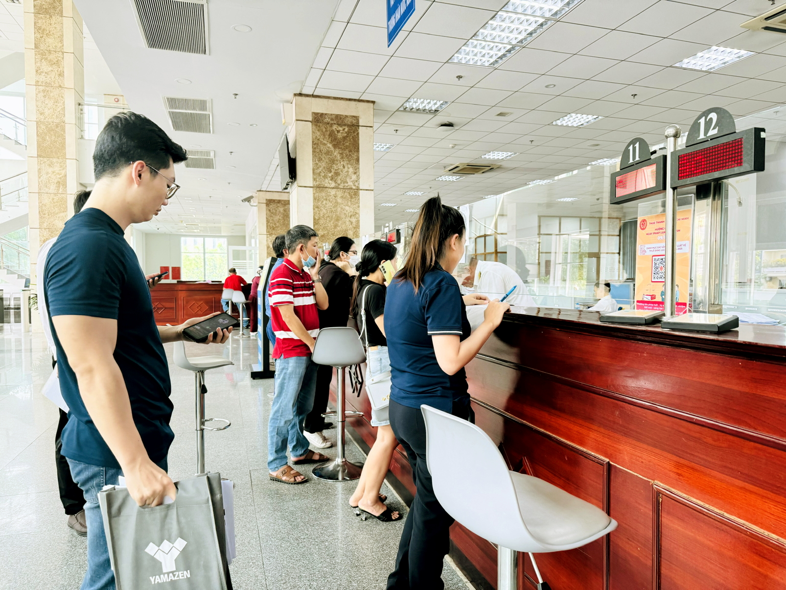 Người d&acirc;n l&agrave;m thủ tục nộp thuế tại cơ quan Thuế TPHCM