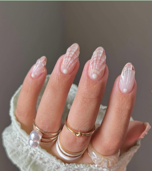 Bộ m&oacute;ng vỏ s&ograve; tr&ocirc;ng rất lạ v&agrave; ấn tượng. Kiểu vẽ n&agrave;y lấy cảm hứng từ vỏ con s&ograve;. Nếu th&iacute;ch, bạn gắn th&ecirc;m đ&aacute; để tạo điểm nhấn lấp l&aacute;nh, hoặc muốn giống vỏ s&ograve; điệp th&igrave; vẽ th&ecirc;m những đường viền uốn lượn. Nếu bạn chuẩn bị đi biển th&igrave; thử l&agrave;m bộ m&oacute;ng n&agrave;y - Ảnh: nails_by_annabel_m