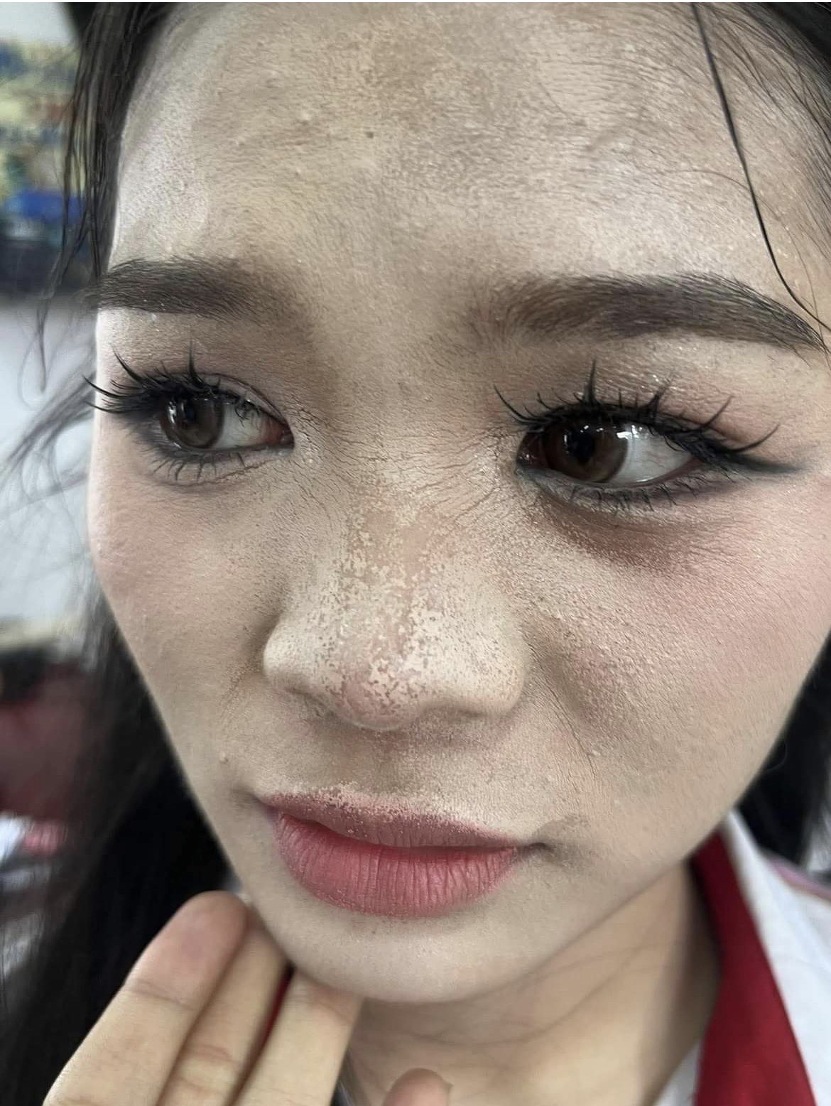Chảy nền, loang lỗ do lớp nền qu&aacute; d&agrave;y l&agrave; t&igrave;nh trạng nhiều c&ocirc; n&agrave;ng gặp phải khi trang điểm m&ugrave;a h&egrave; - Ảnh: mạng x&atilde; hội