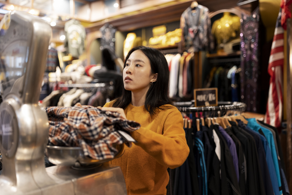Khi mua đồ, t&ocirc;i thường cầm l&ecirc;n đặt xuống, v&agrave; v&igrave; &aacute;m ảnh phải tiết kiệm, t&ocirc;i lu&ocirc;n chọn m&oacute;n rẻ hơn hoặc c&oacute; khi bỏ qua - Ảnh: 