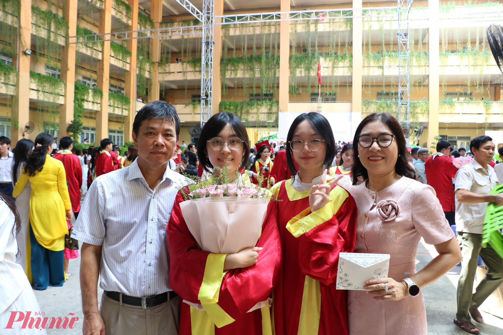 Kh&aacute;nh Linh chụp ảnh c&ugrave;ng ba mẹ 