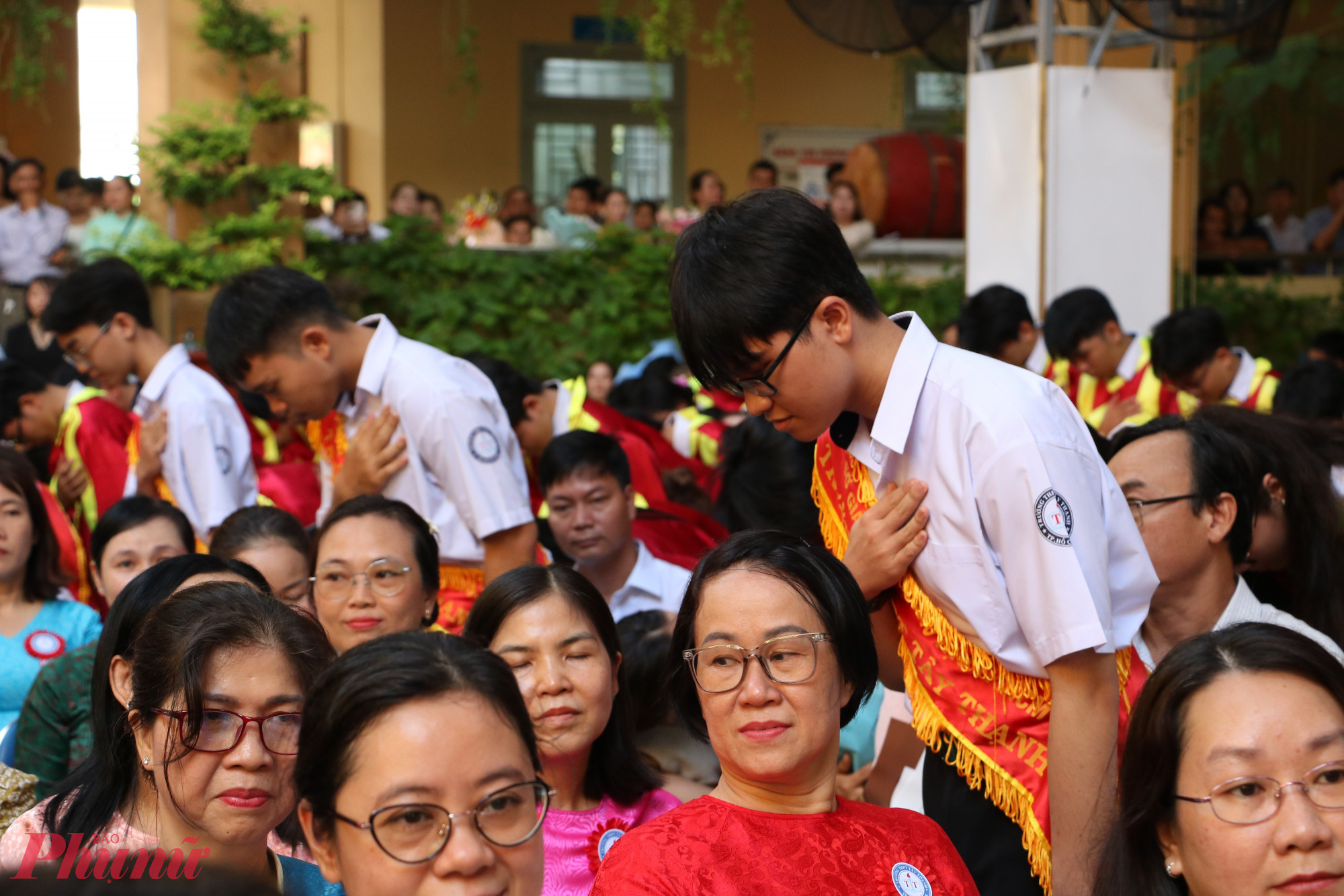 Học sinh cuối đầu cảm ơn thầy c&ocirc; 