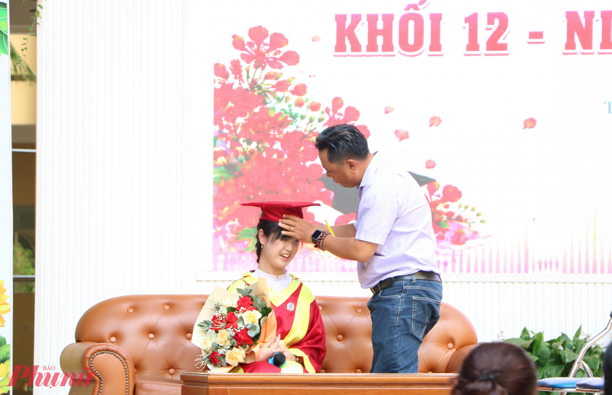 &Ocirc;ng V&otilde; Đức Huy - phụ huynh của Gia H&acirc;n - &acirc;n cần chỉnh lại mũ tốt nghiệp cho em 