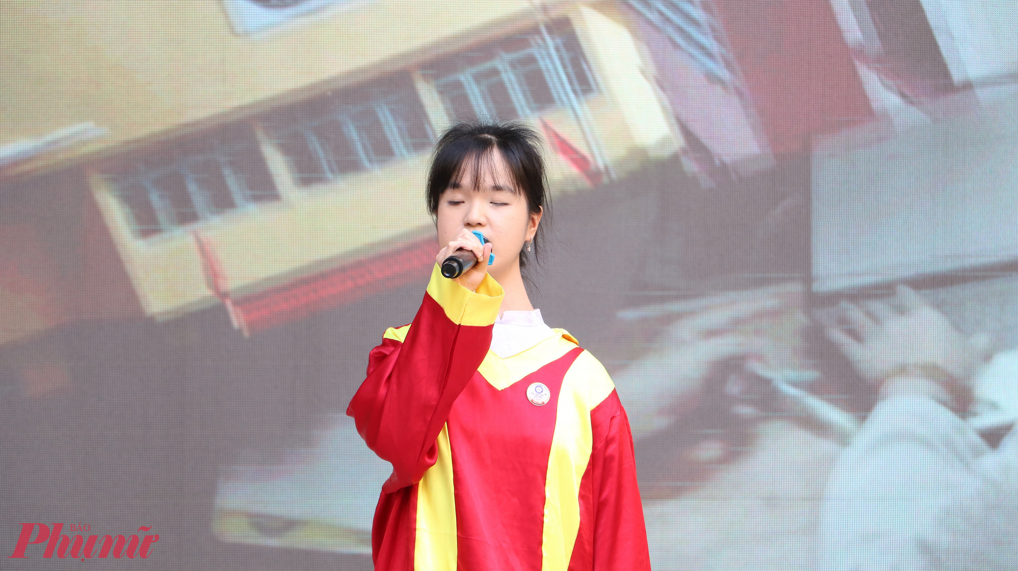 Kh&ocirc;ng chỉ ho&agrave;n th&agrave;nh tốt việc học, H&acirc;n c&ograve;n l&agrave; c&acirc;y văn nghệ của trường. Trong ảnh: Gia H&acirc;n tr&igrave;nh b&agrave;y c&aacute;c ca kh&uacute;c về cha mẹ thay cho lời tri &acirc;n 