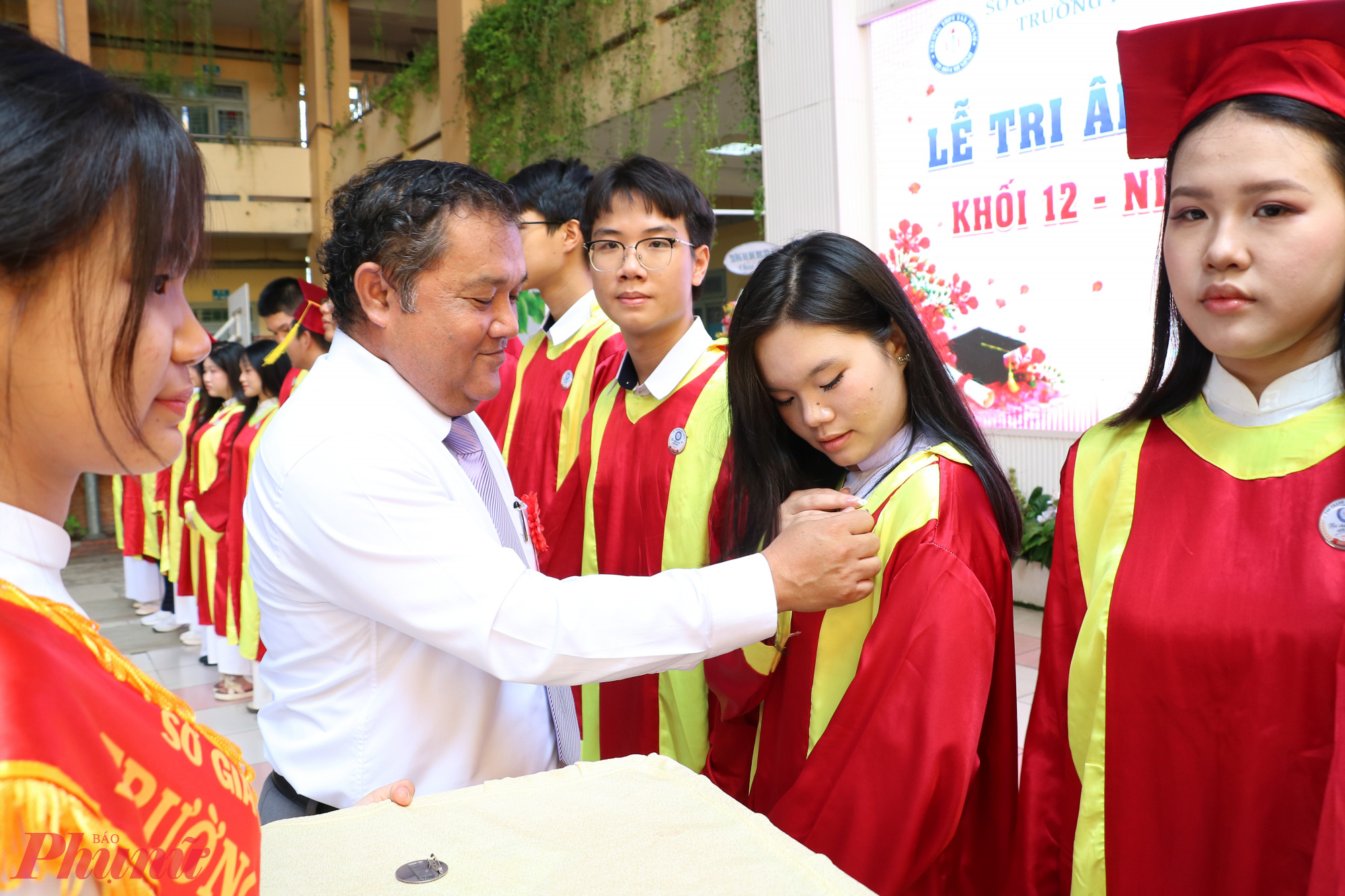 &Ocirc;ng Nguyễn V&acirc;n Y&ecirc;n - Hiệu trưởng nh&agrave; trường - trao huy hiệu trưởng th&agrave;nh cho học sinh