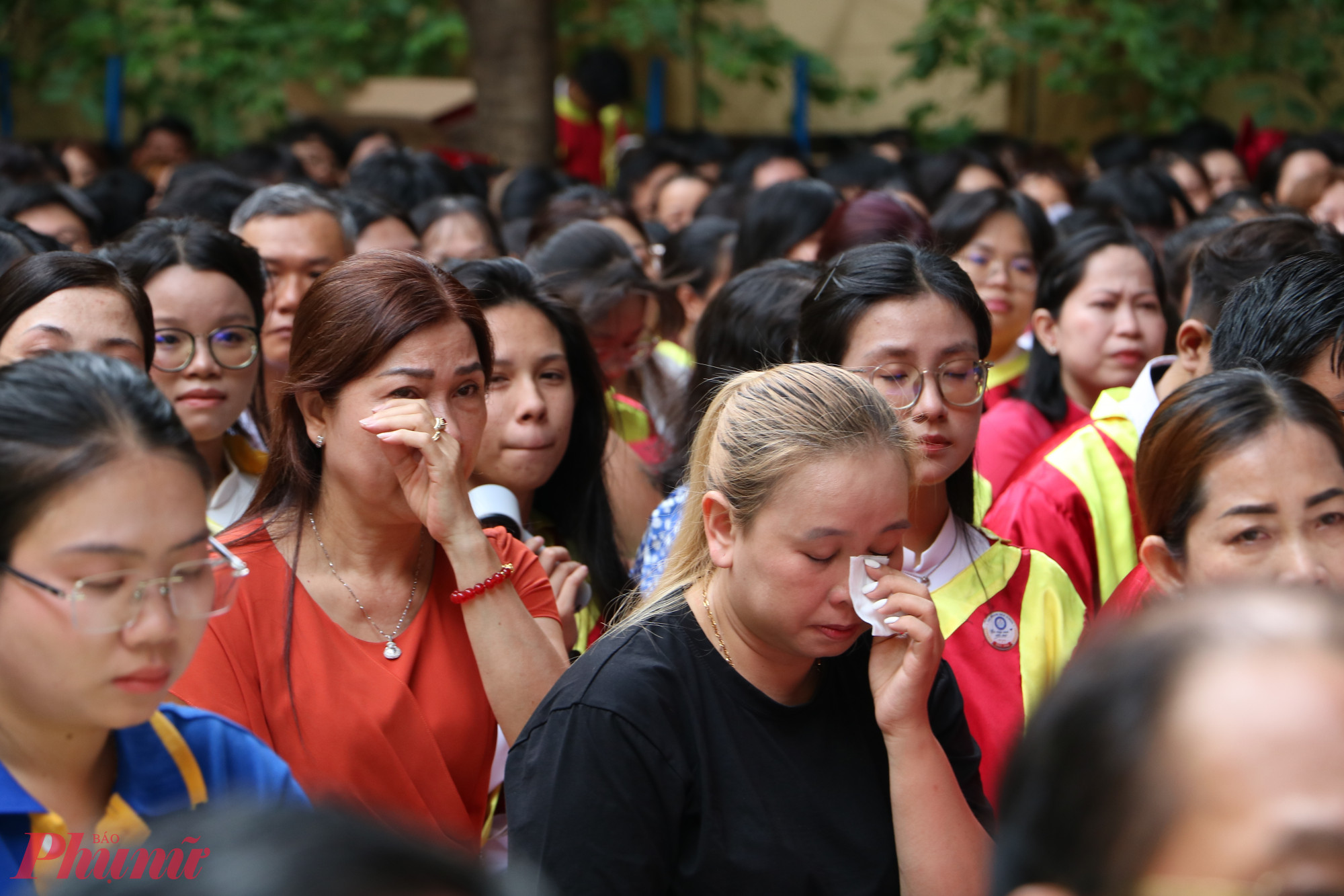 Phụ huynh, học sinh kh&ocirc;ng kiềm được nước mắt sau phần chia sẻ của Gia H&acirc;n 