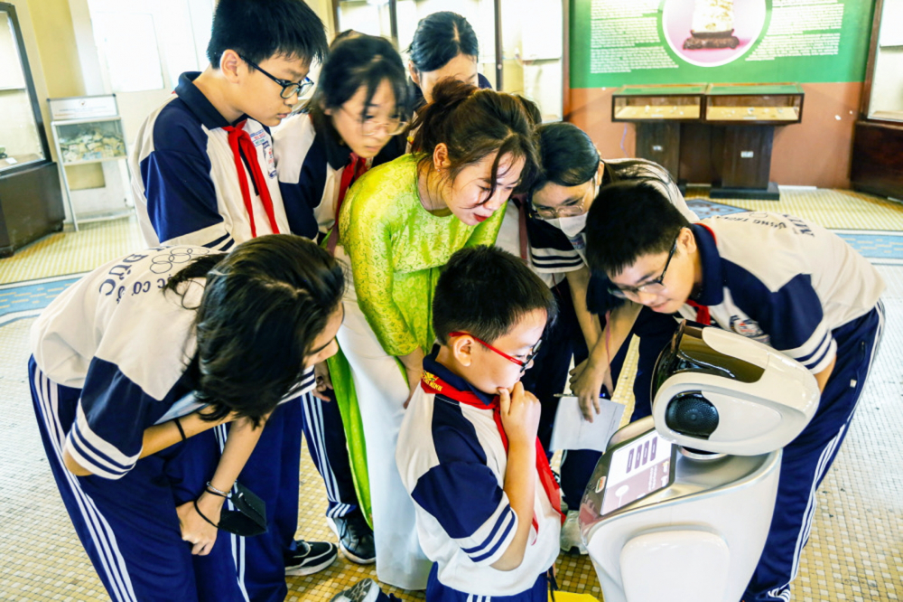 C&ocirc; tr&ograve; Trường THCS Minh Đức tương t&aacute;c với robot Batalis tại Bảo t&agrave;ng Lịch sử TPHCM - Ngu&ocirc;̀n ảnh: Bảo t&agrave;ng Lịch sử TPHCM