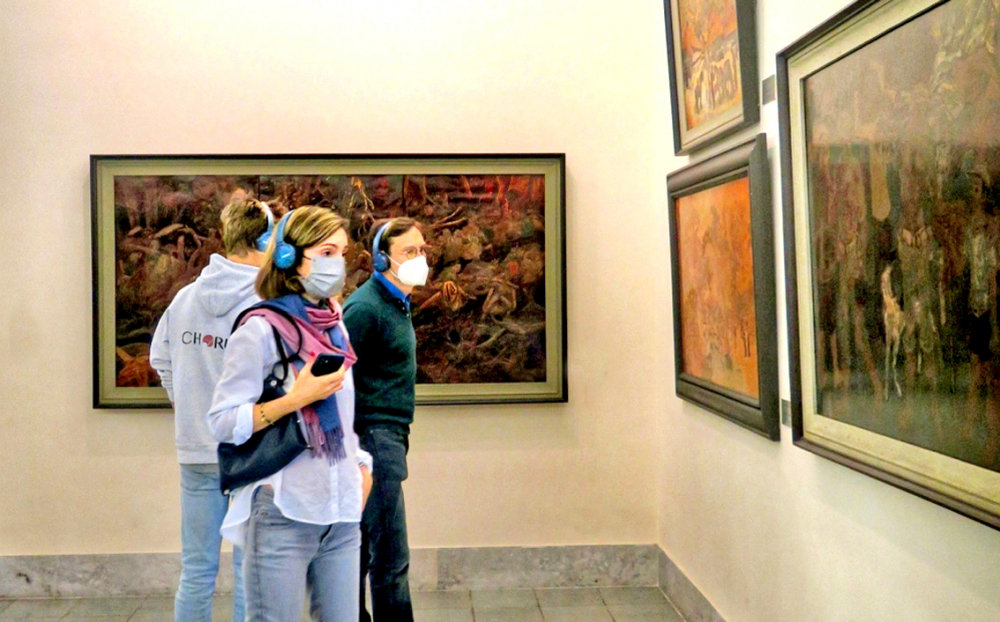 Du kh&aacute;ch sử dụng ứng dụng Imuseum của Bảo t&agrave;ng Mỹ thuật Việt Nam để nghe thuyết minh - Ngu&ocirc;̀n ảnh: Bảo t&agrave;ng Mỹ thuật Việt Nam