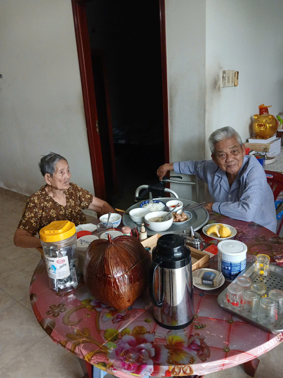 Vợ chồng &ocirc;ng Hiền - b&agrave; Mai trong những khoảnh khắc hiếm hoi của l&uacute;c tỉnh t&aacute;o khi ăn cơm c&ugrave;ng nhau. Ảnh: Y.T.