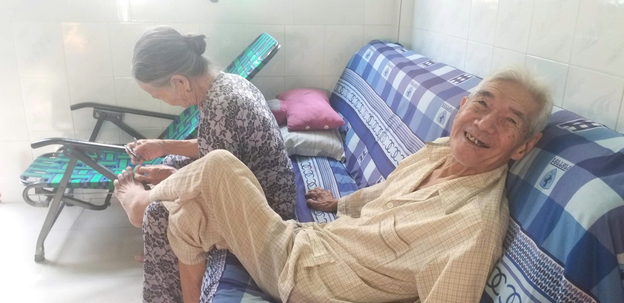 Ông Tám mắc Alzheimer thể… hiền