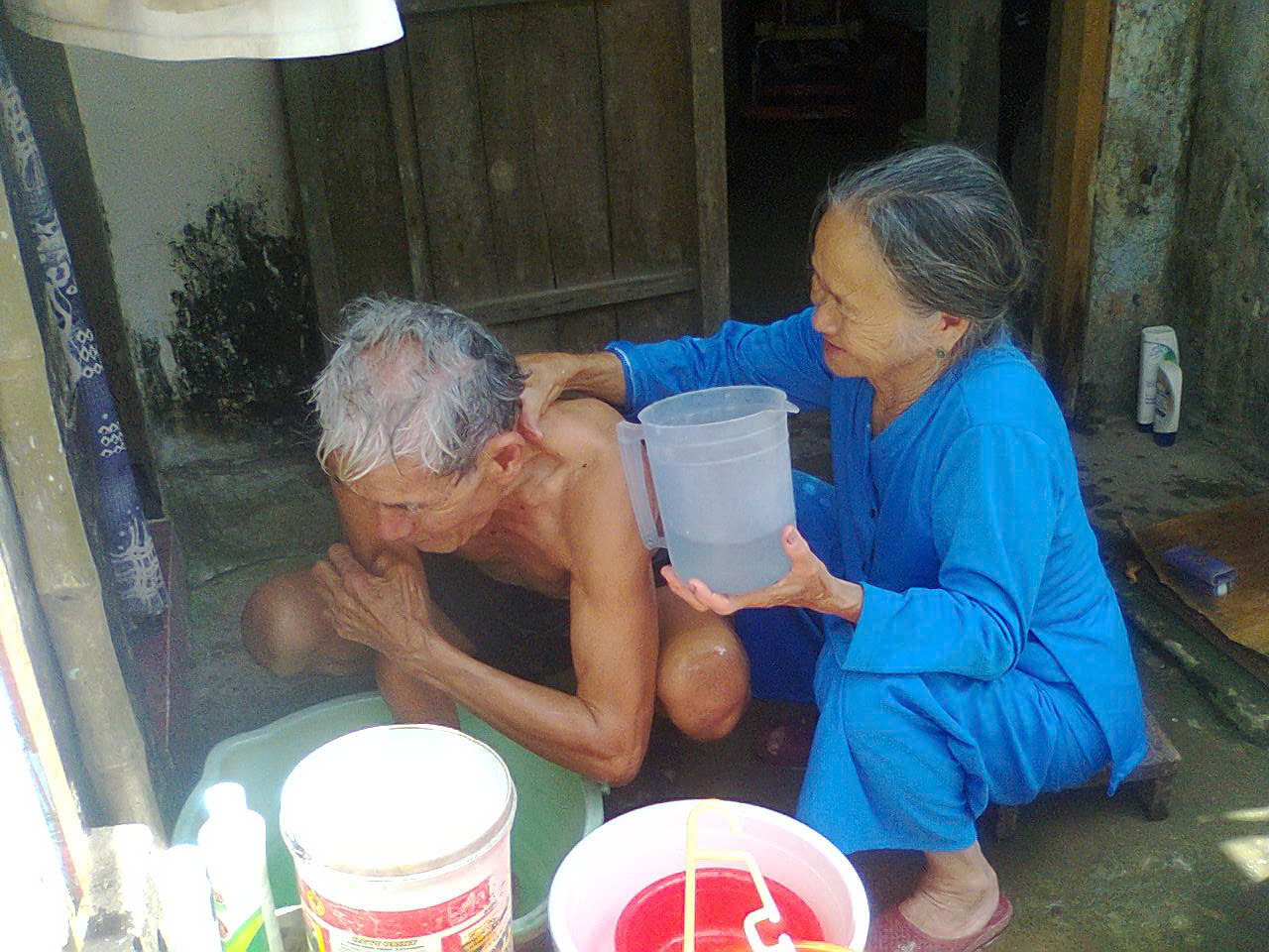 B&agrave; tắm cho &ocirc;ng hằng ng&agrave;y - Ảnh: C&uacute;c Phương