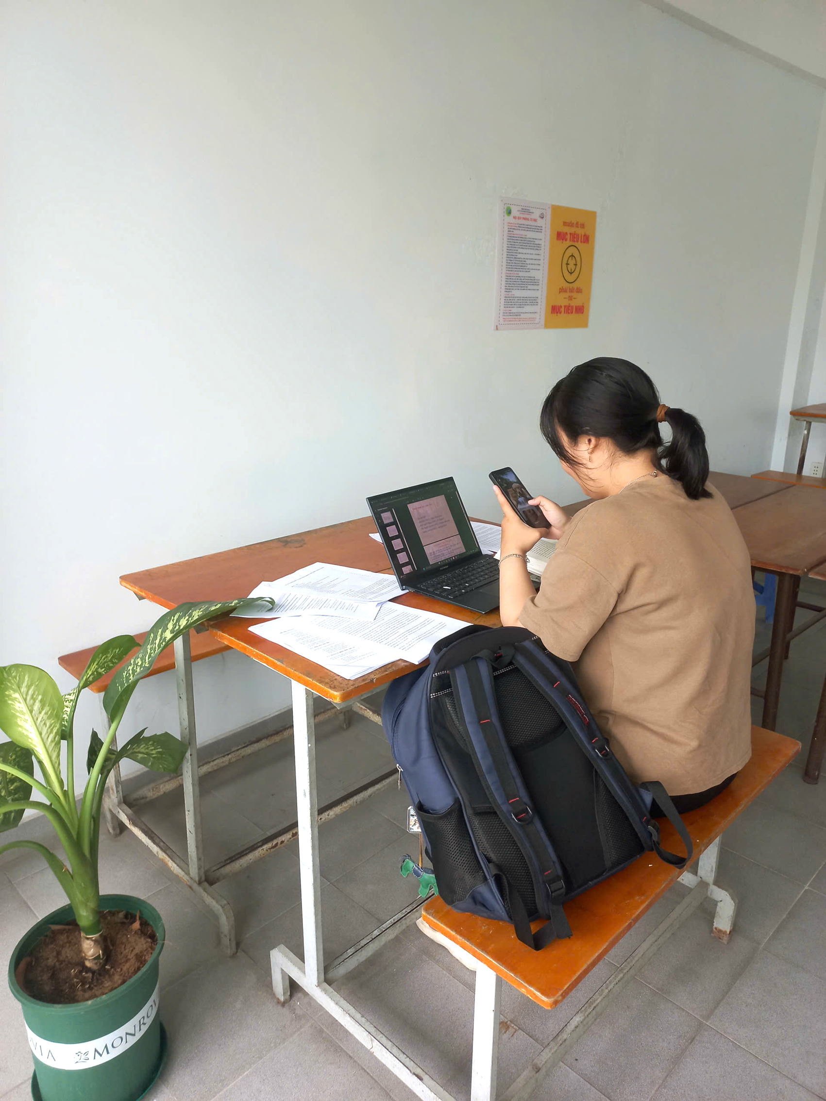 Vừa học vừa lướt mạng x&atilde; hội l&agrave; th&oacute;i quen của nhiều bạn trẻ ng&agrave;y nay - Ảnh: D.H.