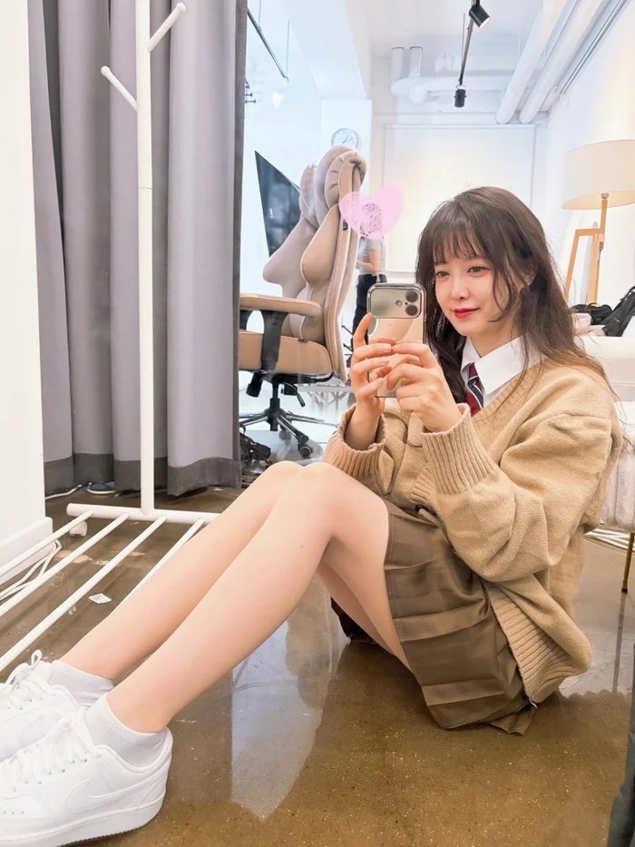 Goo Hye Sun diện trang phục nữ sinh gợi nhớ đến h&igrave;nh ảnh c&ocirc; n&agrave;ng Geum Jan Di trong bộ phim Vườn sao băng
