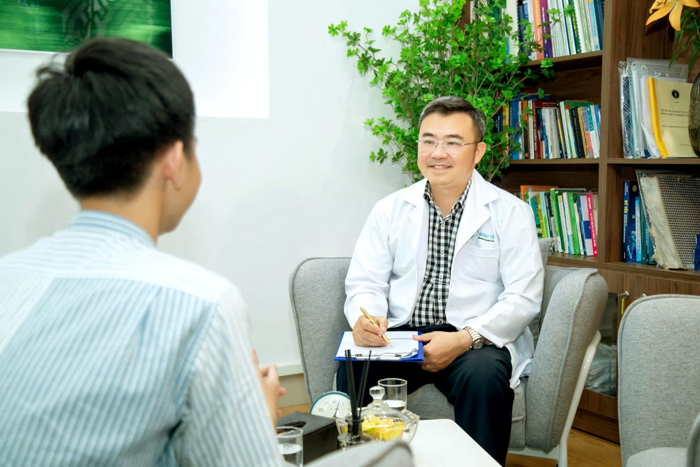 Ph&oacute; gi&aacute;o sư, tiến sĩ L&ecirc; Minh C&ocirc;ng tham vấn cho một bạn trẻ - Ảnh do nh&acirc;n vật cung cấp