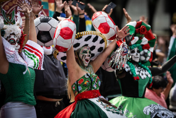 Những người phụ nữ mặc trang phục Catrina tham gia nỗ lực lập kỷ lục Guinness thế giới về l&agrave;n s&oacute;ng Mexico lớn nhất thế giới tại Th&agrave;nh phố Mexico v&agrave;o ng&agrave;y 6 th&aacute;ng 6 năm 2026. (Ảnh AFP)