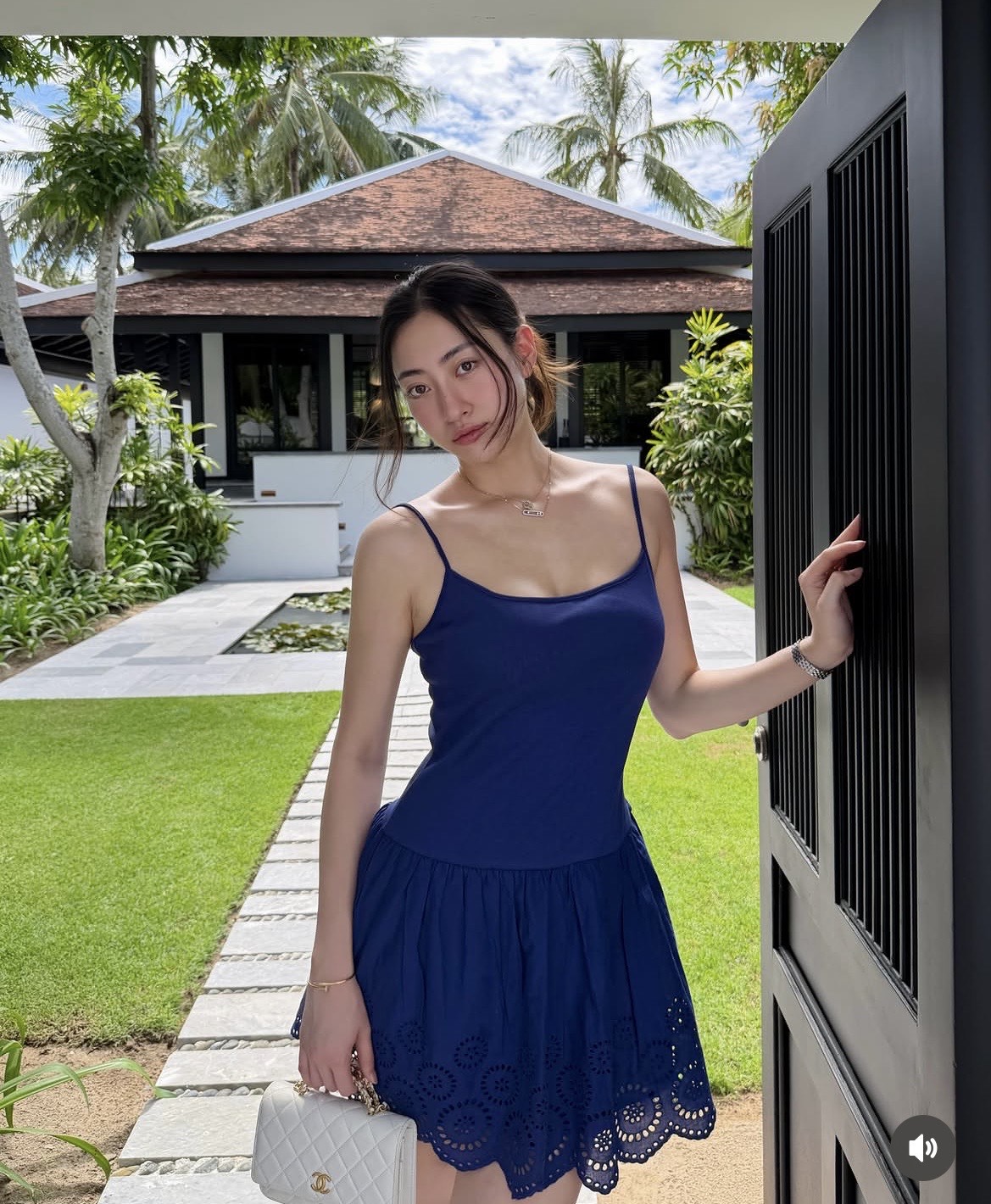 Gương mặt gần như kh&ocirc;ng trang điểm của Lương Th&ugrave;y Linh g&acirc;y ch&uacute; &yacute; với l&agrave;n da mịn, thần sắc tươi tắn - Ảnh: Instagram Lương Th&ugrave;y Linh