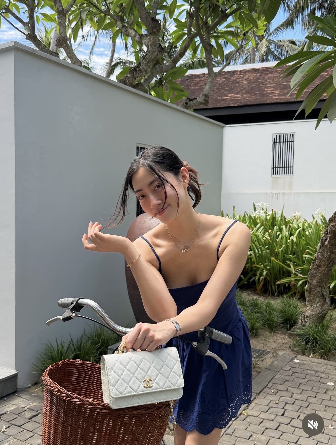 N&agrave;ng hậu duy tr&igrave; th&oacute;i quen l&agrave;m đẹp tối giản để giữ da căng mịn - Ảnh: Instagram Lương Th&ugrave;y Linh