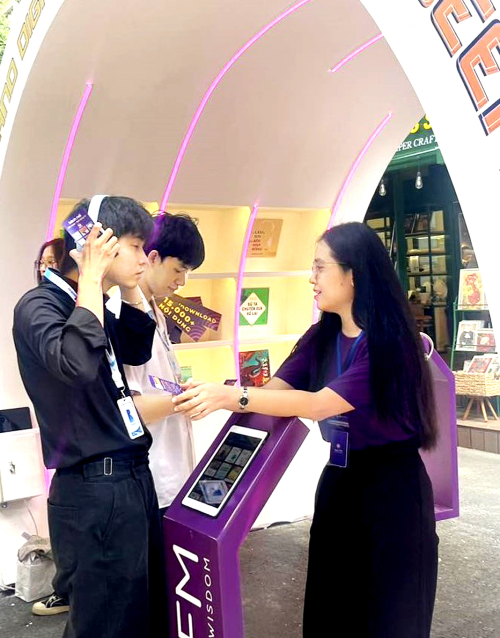 Bạn đọc trải nghiệm nghe s&aacute;ch n&oacute;i miễn ph&iacute; tại tuần lễ s&aacute;ch v&agrave; chuyển đổi số - Nguồn ảnh: Đường s&aacute;ch TPHCM