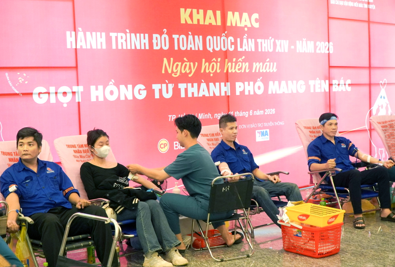 Người d&acirc;n tham gia hiến m&aacute;u tại lễ khai mạc H&agrave;nh tr&igrave;nh đỏ s&aacute;ng 11/6.  TPHCM phấn đấu trong tuần lễ ph&aacute;t động sẽ tiếp nhận tối thiểu 5.000 đơn vị m&aacute;u