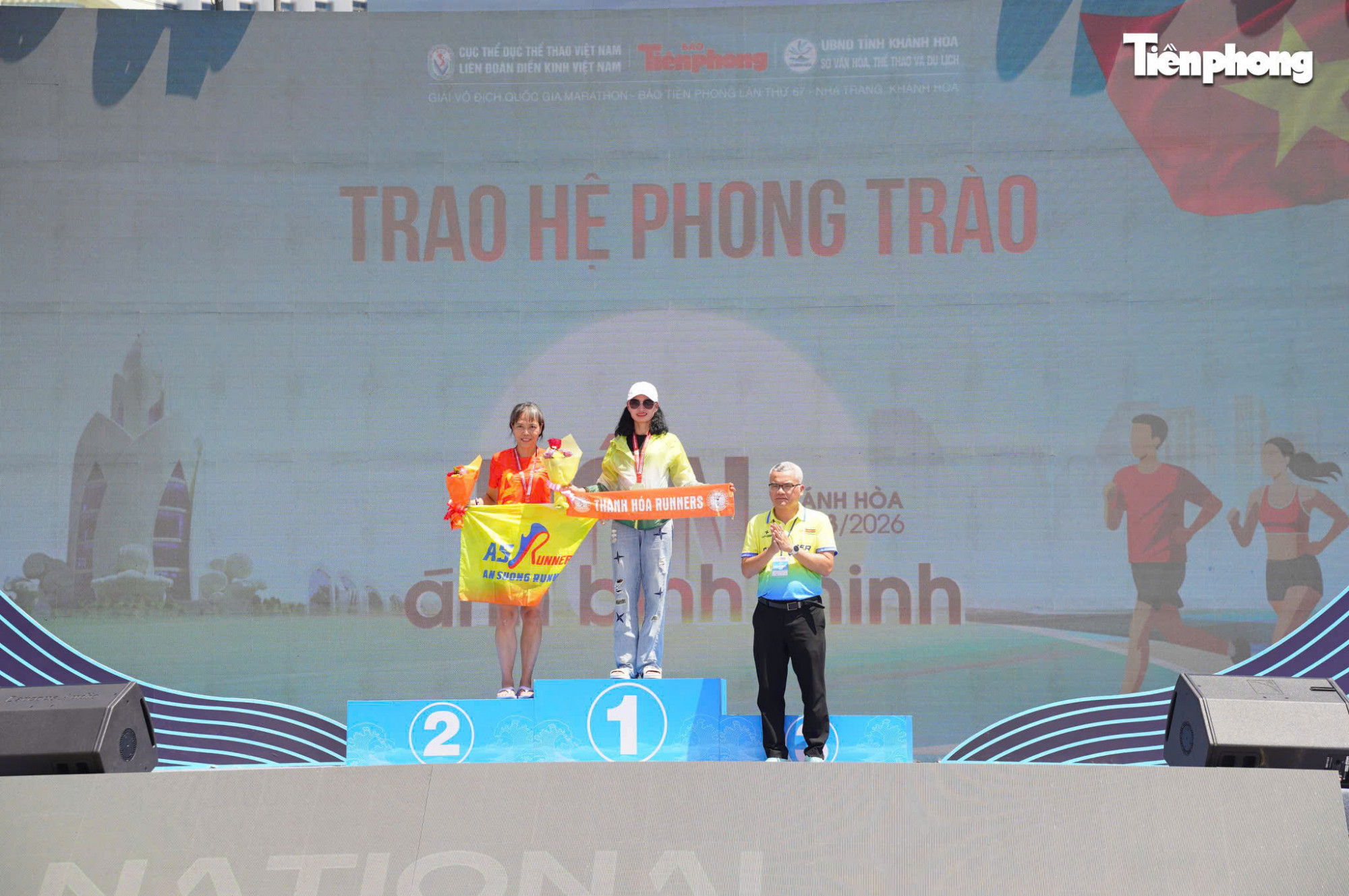 Khoảng khắc chị xuất sắc gi&agrave;nh huy chương bạc tại Giải V&ocirc; địch Quốc gia Marathon - b&aacute;o Tiền Phong lần thứ 67