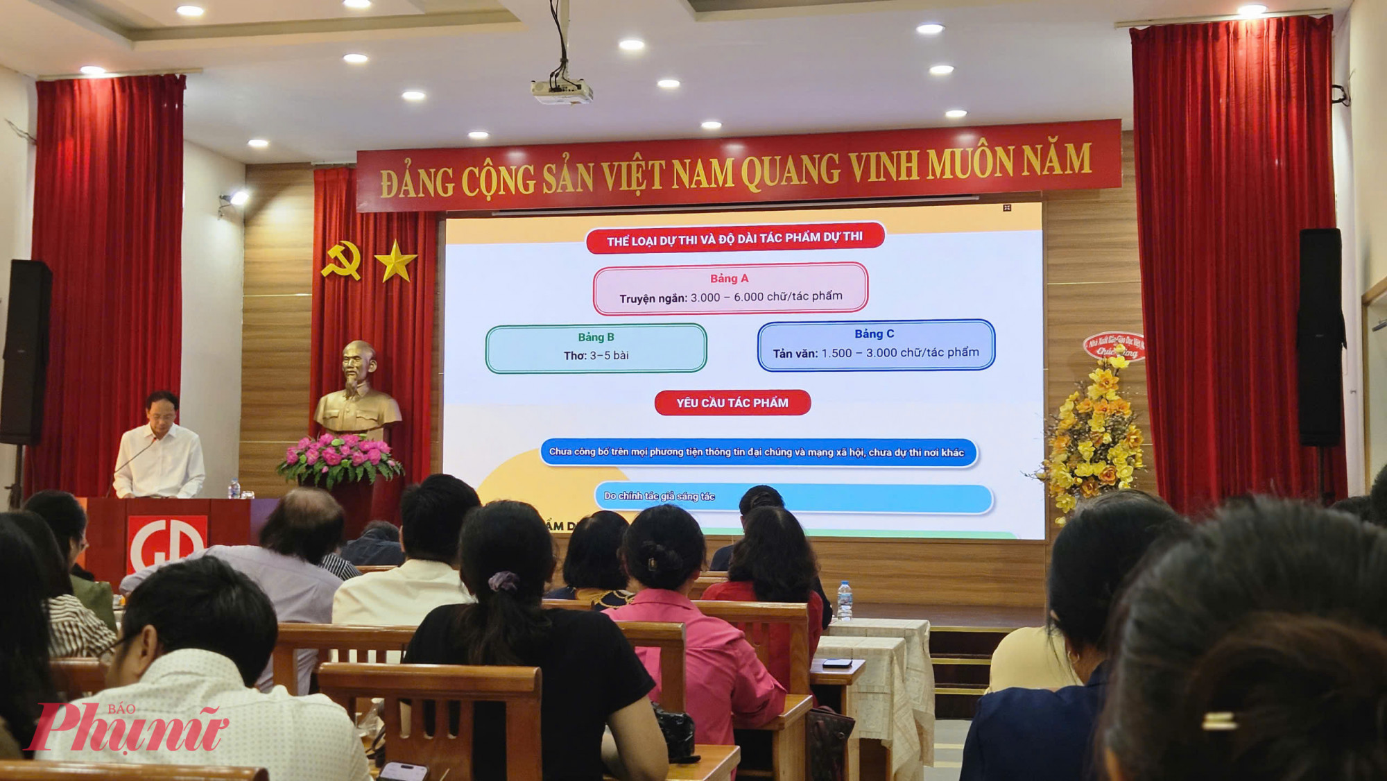 Ban tổ chức giới thiệu về c&aacute;ch thức tham dự cuộc thi v&agrave; cơ cấu giải thưởng - Ảnh: T.T.