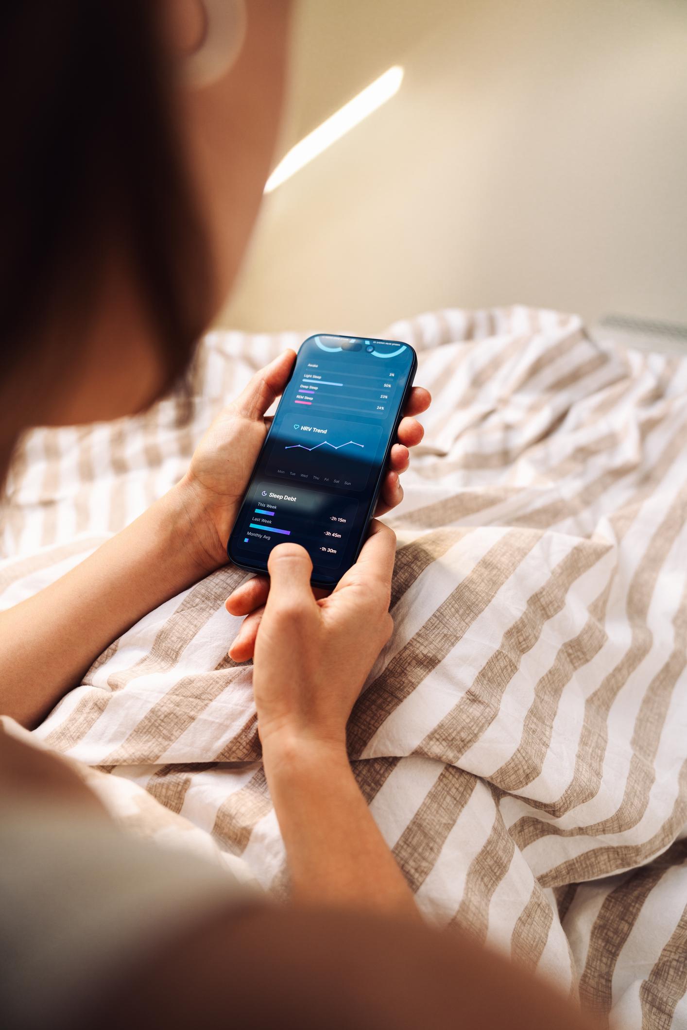 Ng&agrave;y c&agrave;ng nhiều người theo d&otilde;i v&agrave; đ&aacute;nh gi&aacute; chất lượng giấc ngủ bằng thiết bị đeo th&ocirc;ng minh, tạo ra hiện tượng được gọi l&agrave; orthosomnia - Ảnh: Freepik