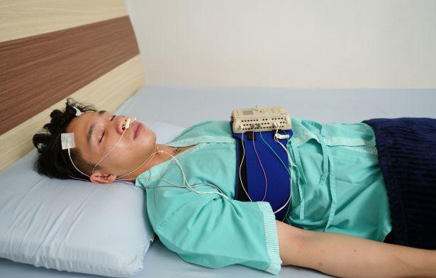 Người tham gia một nghi&ecirc;n cứu giấc ngủ tại ph&ograve;ng th&iacute; nghiệm với c&aacute;c cảm biến theo d&otilde;i s&oacute;ng n&atilde;o, nhịp tim v&agrave; chuyển động mắt - Ảnh: mc Clinic