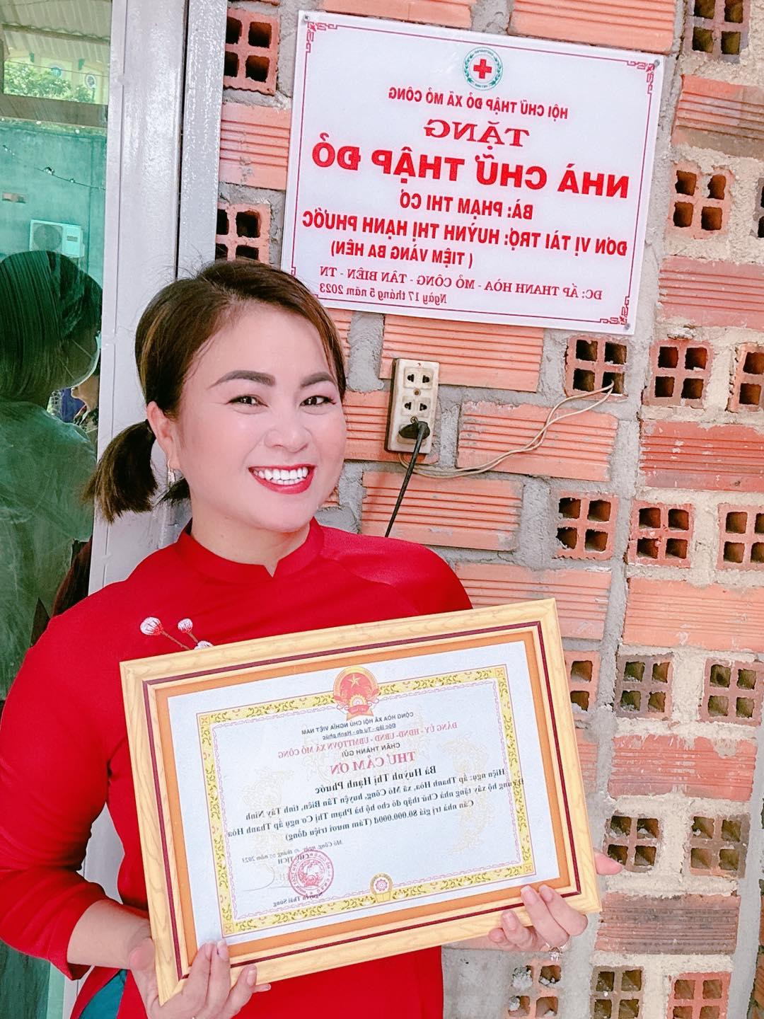 B&agrave; Hạnh Phước đồng h&agrave;nh t&agrave;i trợ trao nh&agrave; t&igrave;nh thương - Ảnh: nh&acirc;n vật cung cấp