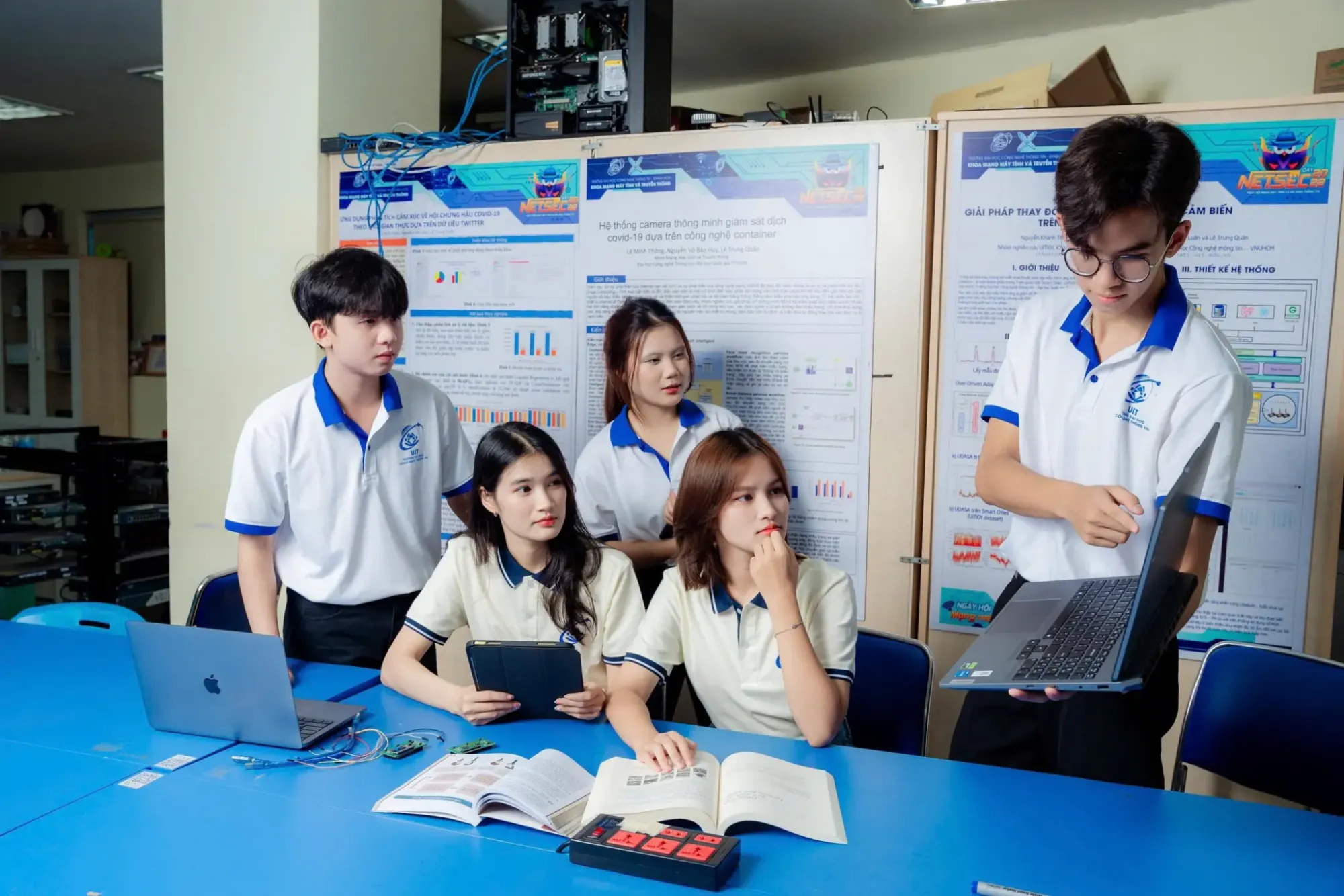 Th&iacute; sinh đạt th&agrave;nh t&iacute;ch tại c&aacute;c kỳ thi học sinh giỏi cấp quốc gia, quốc tế hoặc cấp tỉnh, th&agrave;nh phố sẽ được xem x&eacute;t cộng điểm khi tham gia x&eacute;t tuyển.