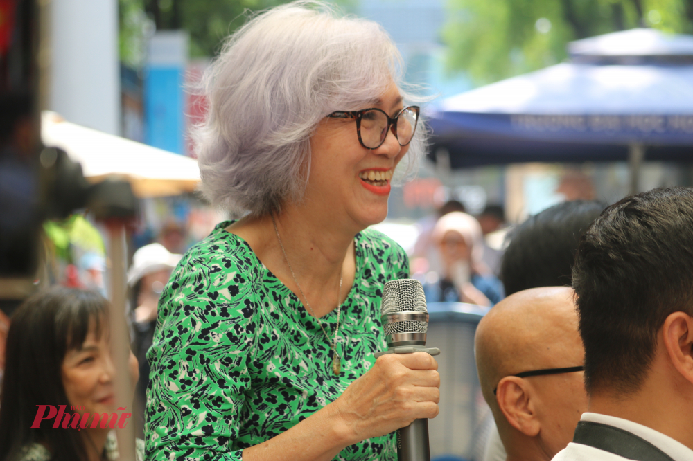 Vài đ&ocirc;̣c giả tò mò. hăng hái đặt c&acirc;u hỏi cho nhà văn xoay quanh quá trình &ocirc;ng tạo n&ecirc;n quy&ecirc;̉n sách