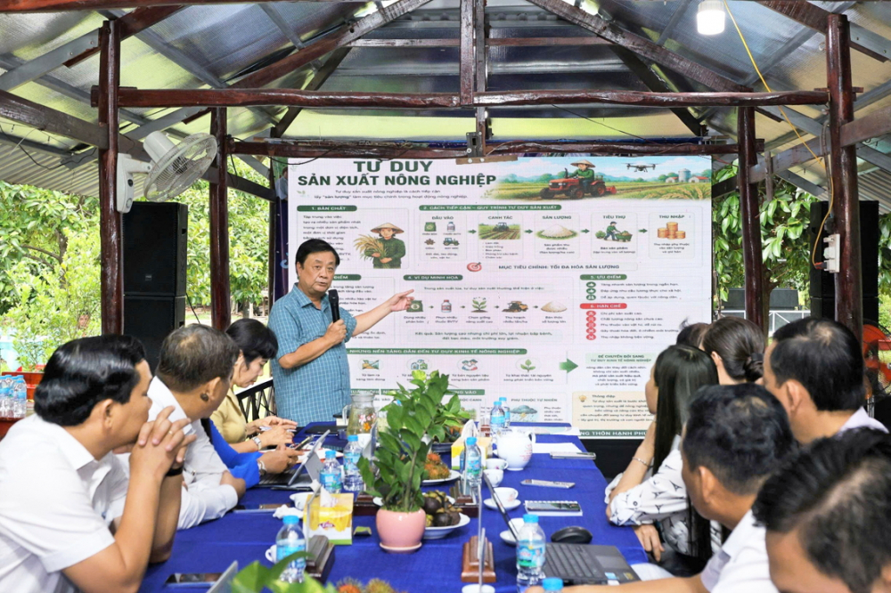 &Ocirc;ng L&ecirc; Minh Hoan - nguy&ecirc;n Ph&oacute; chủ tịch Quốc hội - trao đổi với c&aacute;n bộ hội n&ocirc;ng d&acirc;n c&aacute;c x&atilde; tr&ecirc;n địa b&agrave;n TP Cần Thơ về ph&aacute;t triển xanh v&agrave; chuyển đổi sang tư duy kinh tế n&ocirc;ng nghiệp