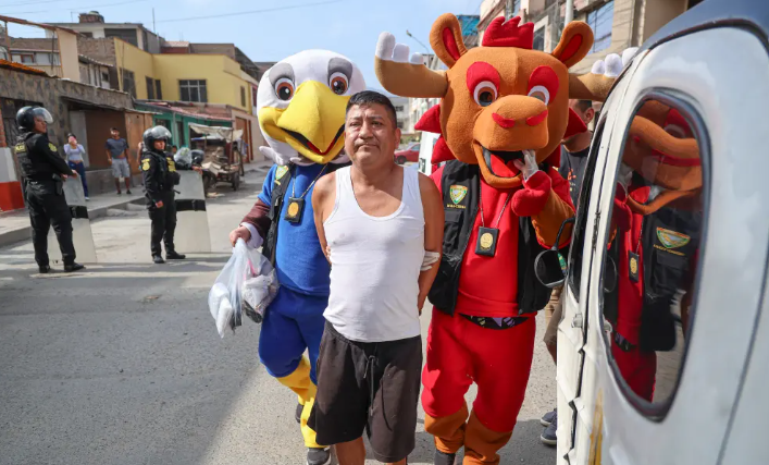 Cảnh sát cải trang thành linh vật World Cup để triệt phá đường dây ma túy