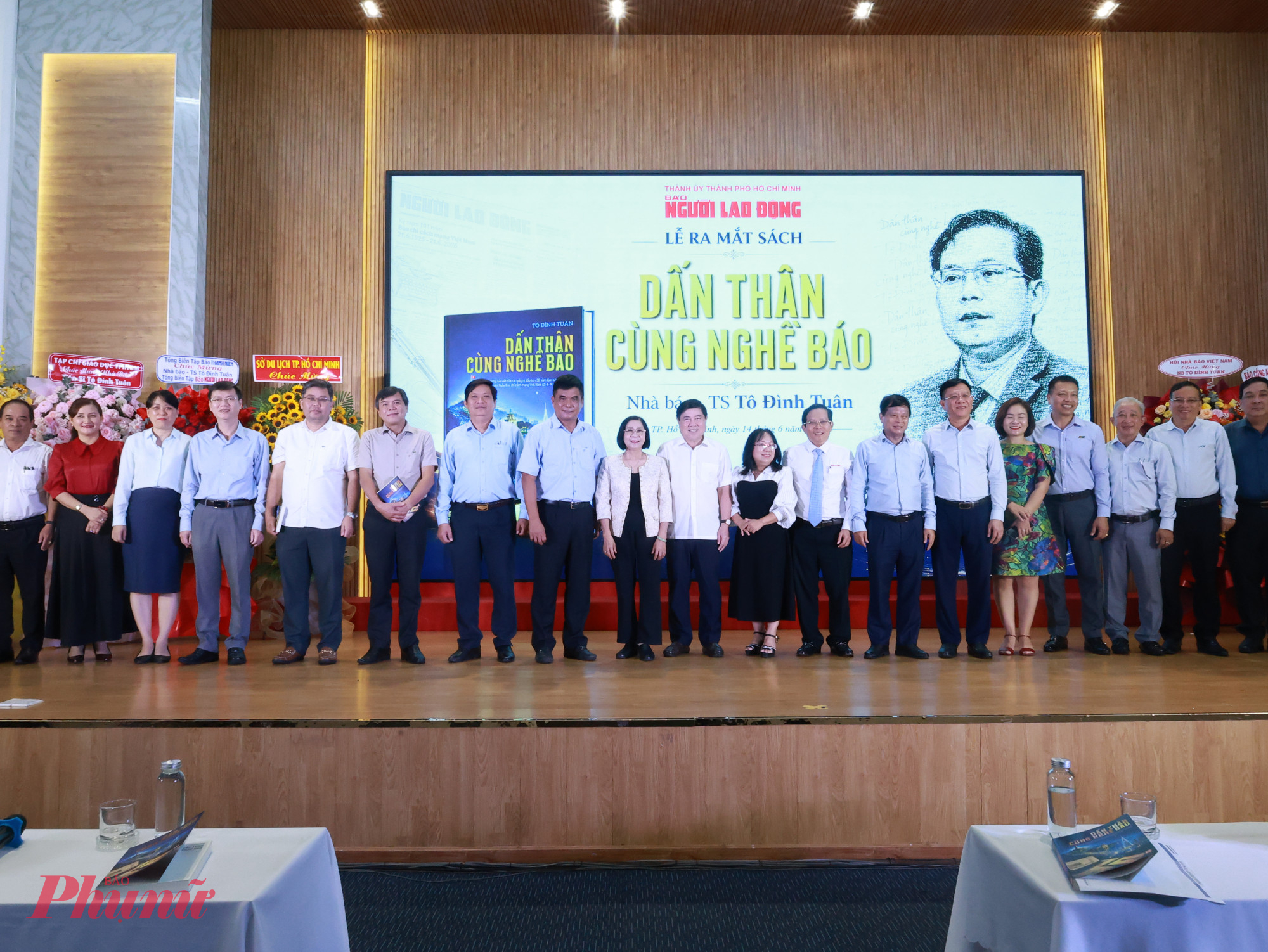 Chương tr&igrave;nh thu h&uacute;t sự tham dự của nhiều l&atilde;nh đạo, nguy&ecirc;n l&atilde;nh đạo TPHCM, c&aacute;c nh&agrave; b&aacute;o kỳ cựu, chuy&ecirc;n gia, nh&agrave; nghi&ecirc;n cứu, văn nghệ sĩ c&ugrave;ng đ&ocirc;ng đảo sinh vi&ecirc;n b&aacute;o ch&iacute; - truyền th&ocirc;ng.