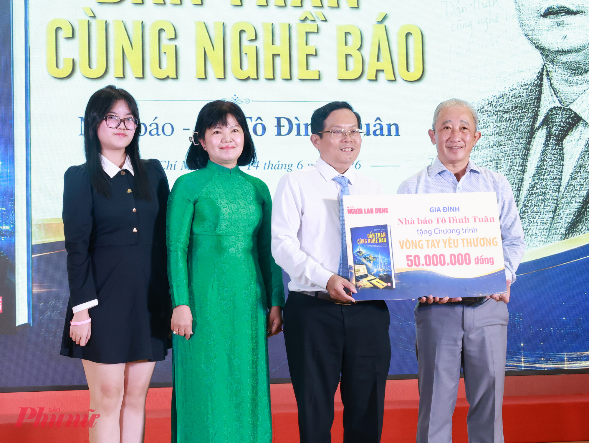 To&agrave;n bộ lợi nhuận từ s&aacute;ch được gia đ&igrave;nh trao tặng cho Quỹ V&ograve;ng tay y&ecirc;u thương của b&aacute;o Người Lao Động 