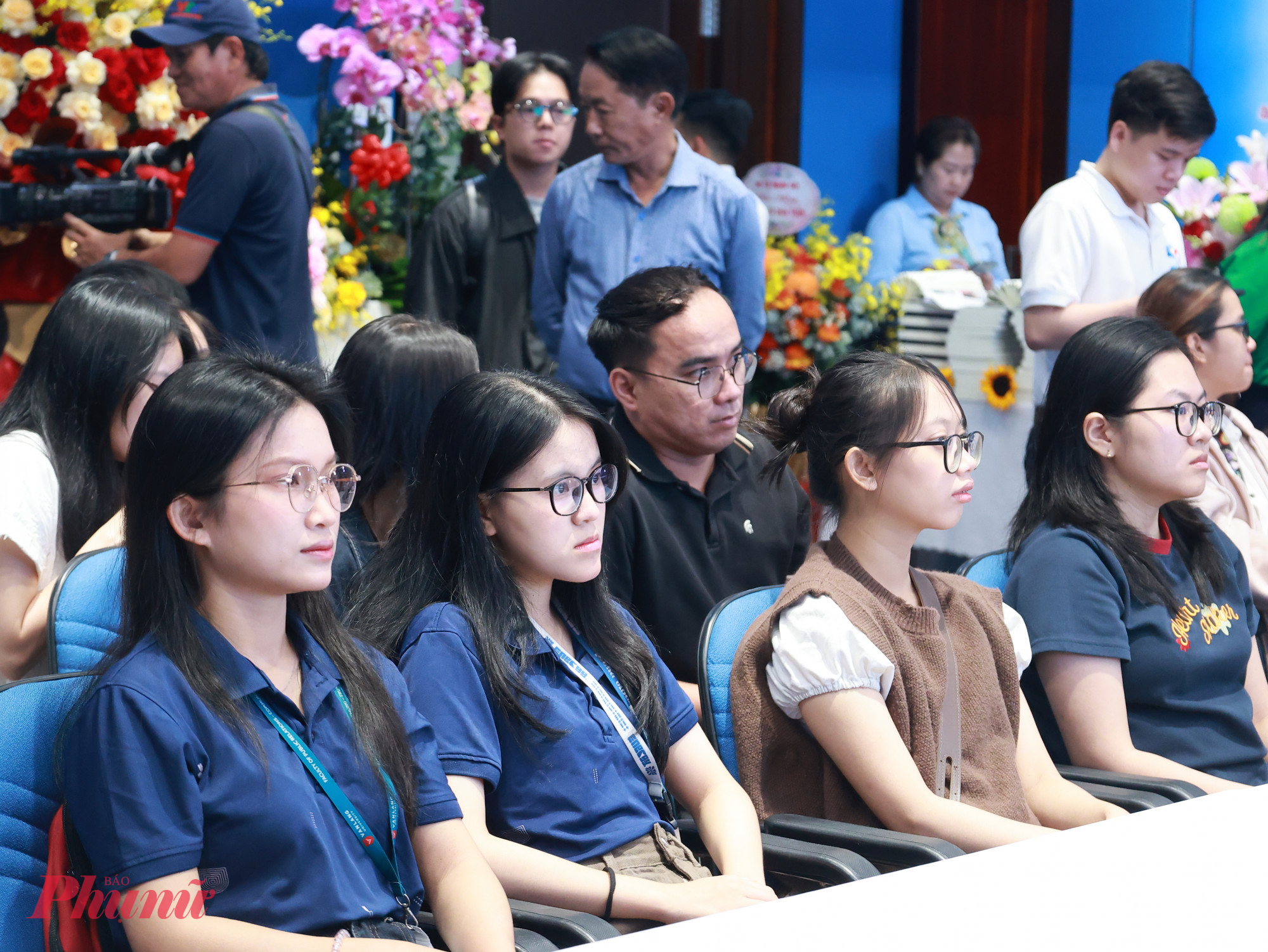 C&aacute;c sinh vi&ecirc;n ng&agrave;nh b&aacute;o ch&iacute; - truyền th&ocirc;ng đến tham dự buổi ra mắt
