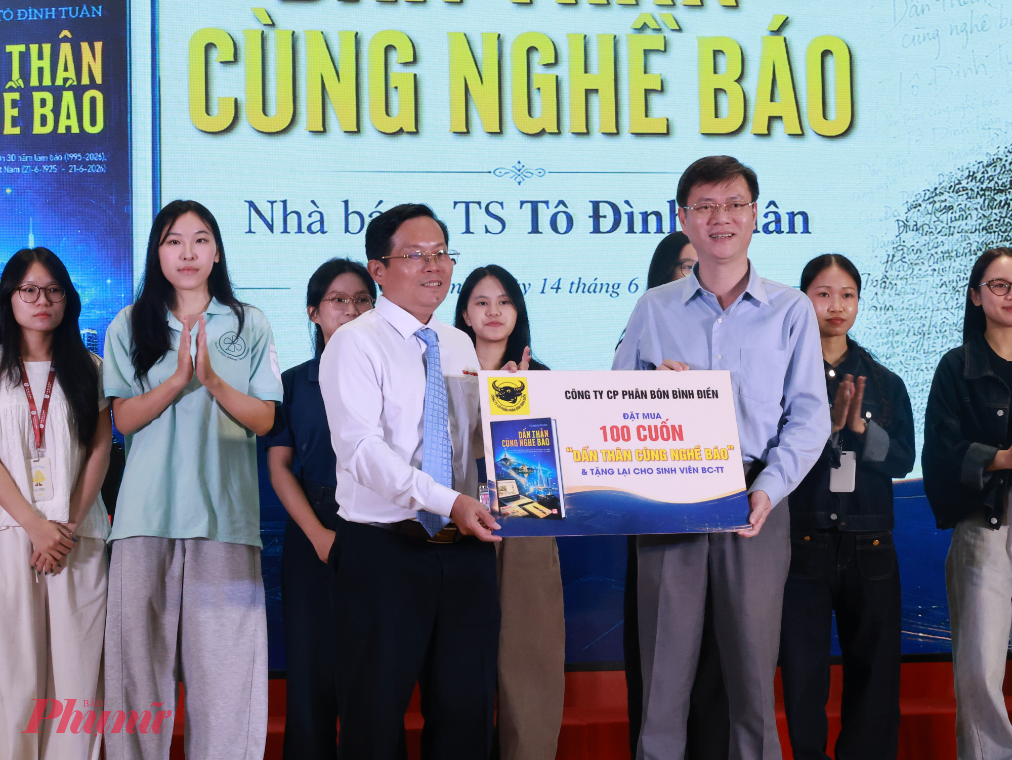 T&aacute;c giả v&agrave; doanh nghiệp trao tặng 100 cuốn s&aacute;ch cho c&aacute;c sinh vi&ecirc;n ng&agrave;nh b&aacute;o ch&iacute; - truyền th&ocirc;ng