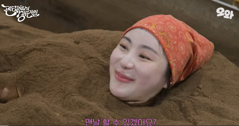 Ca sĩ K-pop Lee Chae-yeon tắm bằng hỗn hợp enzyme - Nguồn: YouTube