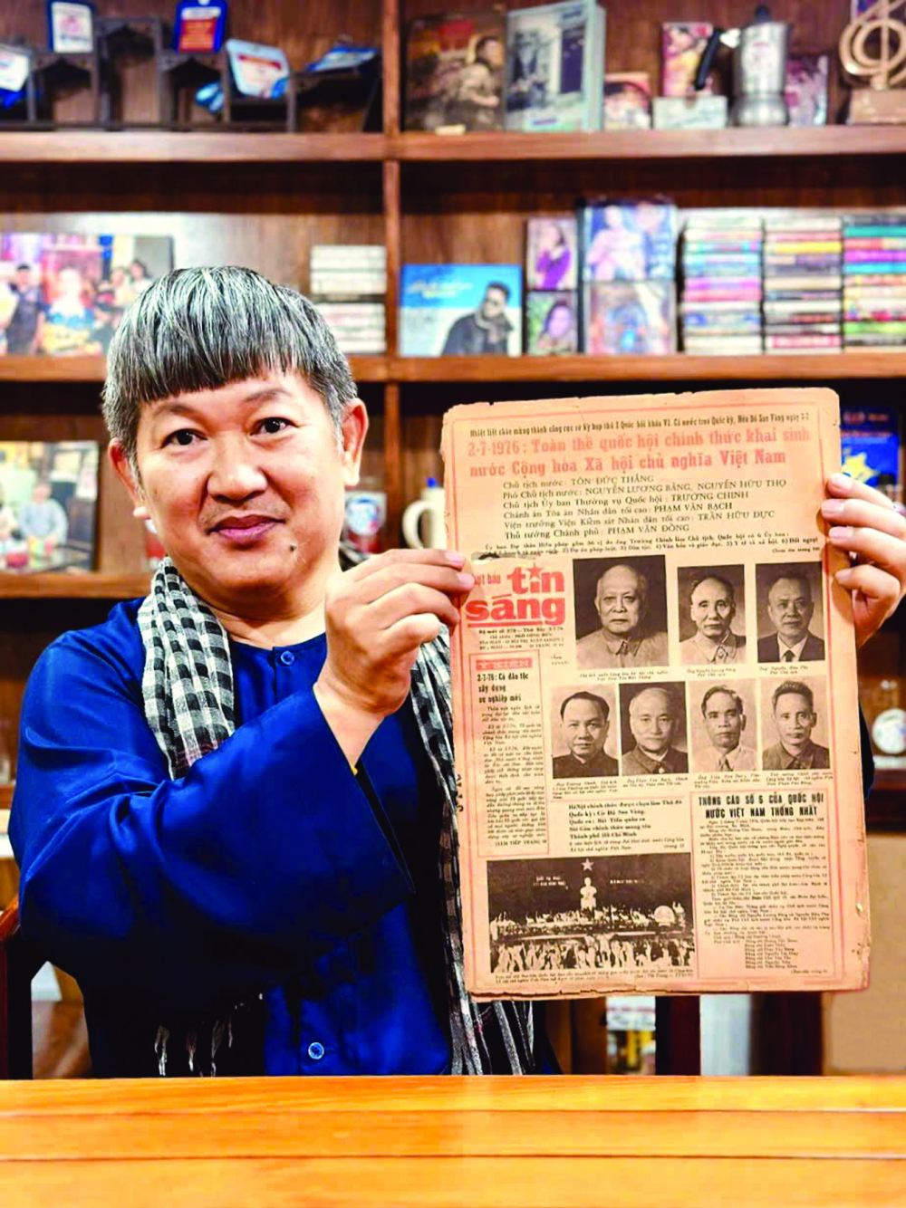 Nh&agrave; sưu tầm Huỳnh Minh Hiệp b&ecirc;n tờ Tin S&aacute;ng ra ng&agrave;y 3/7/1976,  ghi lại dấu mốc lịch sử ng&agrave;y 2/7/1976 Quốc hội quyết định đổi t&ecirc;n nước th&agrave;nh Cộng h&ograve;a X&atilde; hội chủ nghĩa Việt Nam v&agrave; ch&iacute;nh thức đặt t&ecirc;n Th&agrave;nh phố S&agrave;i G&ograve;n - Gia Định l&agrave; Th&agrave;nh phố Hồ Ch&iacute; Minh - Ảnh do nh&acirc;n v&acirc;̣t cung cấp