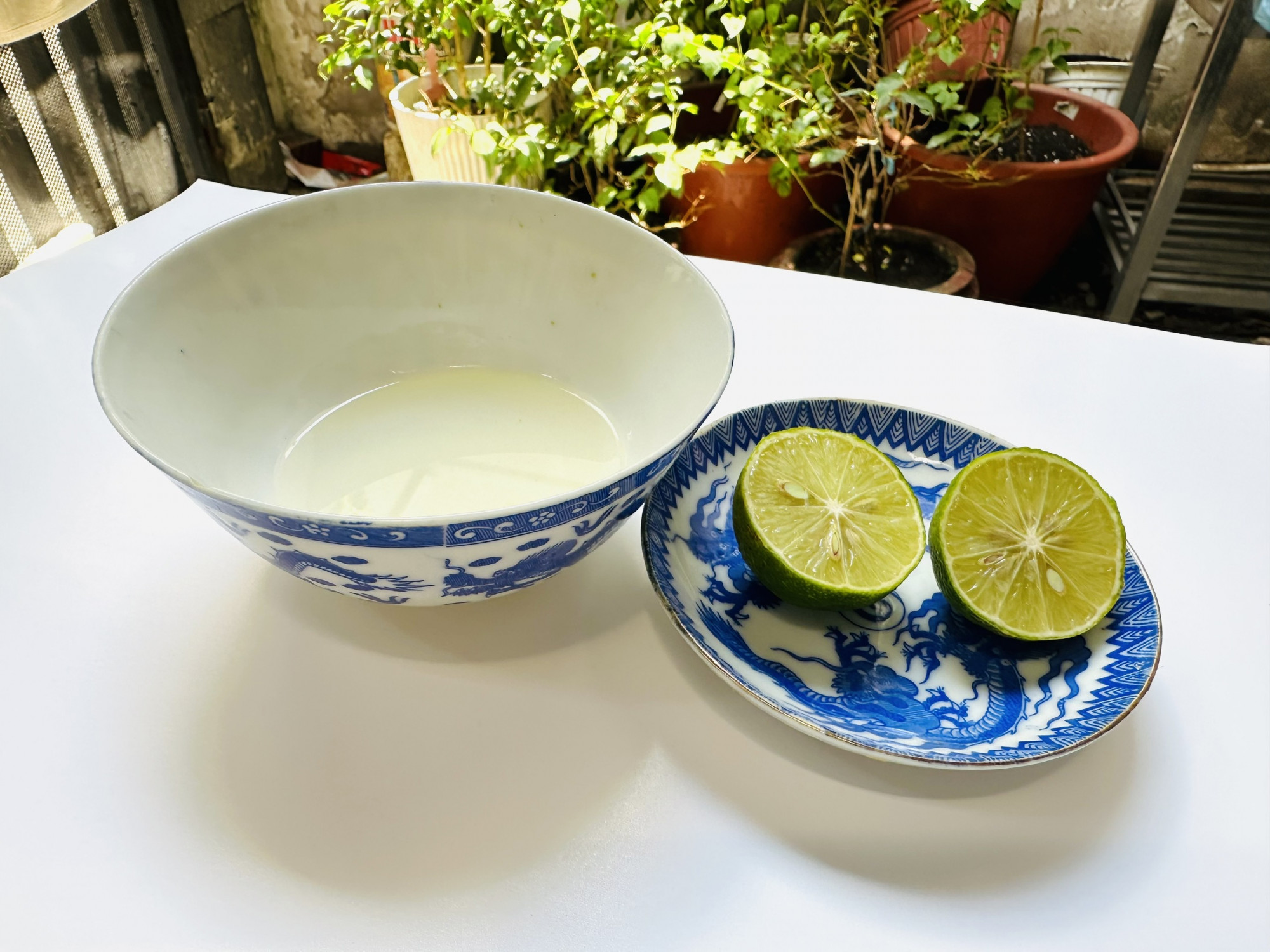 Mỗi lần sử dụng, t&ocirc;i lấy khoảng hai đến ba muỗng c&agrave; ph&ecirc; dầu dừa, vắt th&ecirc;m nửa quả chanh rồi chưng c&aacute;ch thủy trong khoảng 2 ph&uacute;t.